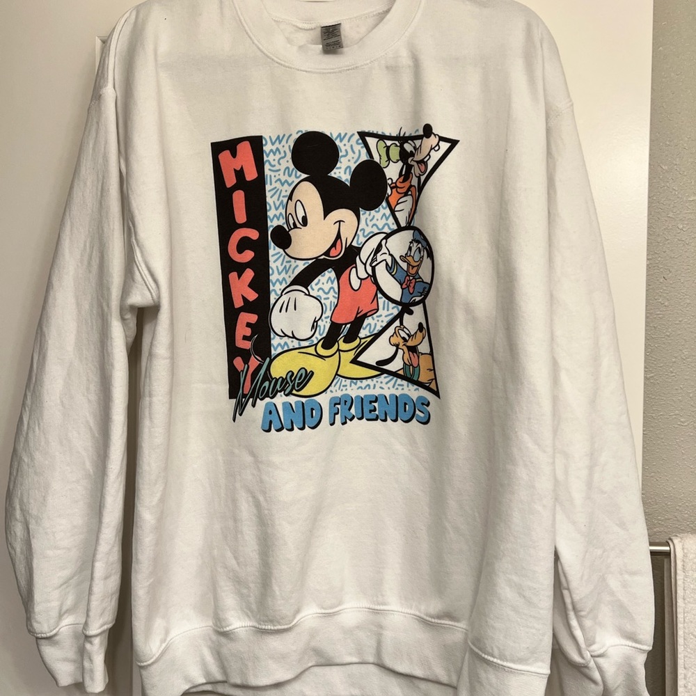 ⭐️ 90s Exclusive Mickey & Friends Retro inspired Sweatshirt 🏰
